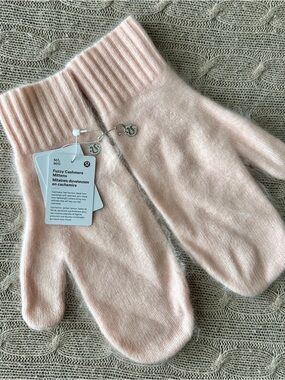 NWT Lululemon Fuzzy Cashmere Mittens, Butter Pink, M/L